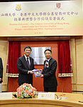 Prof. Joseph Sung (left), Vice-Chancellor presents a souvenir to Prof. Gu Peihua (right), Provost of Shantou University